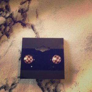 Small pink houndstooth earrings